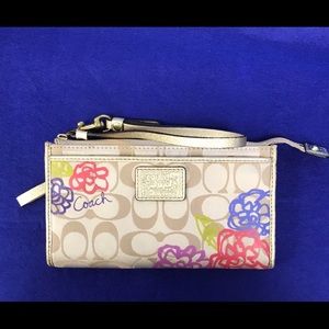Coach Poppy Daisy Floral Wristlet Wallet RETIRED